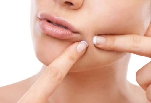 Που οφείλονται τα μικρά σπυράκια  που έβγαλες ξαφνικά στο πρόσωπό σου;