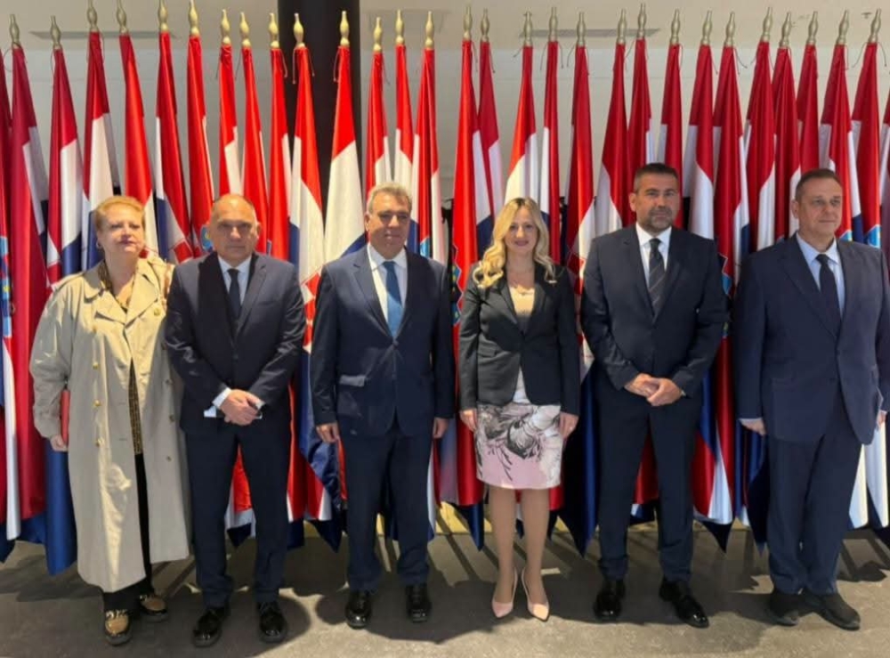 &Sigma;&tau;&omicron; &Zeta;ά&gamma;&kappa;&rho;&epsilon;&mu;&pi; &omicron; &Nu;&epsilon;&omicron;&kappa;&lambda;ή&sigmaf; &Kappa;&rho;&eta;&tau;&iota;&kappa;ό&sigmaf; &gamma;&iota;&alpha; &tau;&omicron;&upsilon;&sigmaf; &delta;&epsilon;&sigma;&mu;&omicron;ύ&sigmaf; &Epsilon;&lambda;&lambda;ά&delta;&alpha;&sigmaf;&ndash;&Kappa;&rho;&omicron;&alpha;&tau;ί&alpha;&sigmaf;