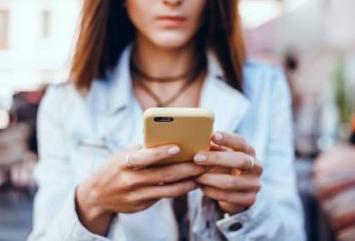 Η «άλλη» γυναίκα στο Instagram: Όταν ο έλεγχος του προφίλ της γίνεται εμμονή