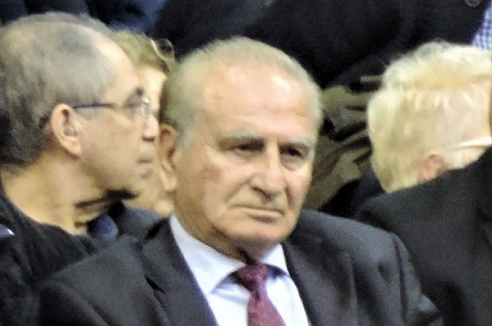 &Eta; &Mu;ά&nu;&eta; &alpha;&pi;&omicron;&chi;&alpha;&iota;&rho;&epsilon;&tau;ά έ&nu;&alpha; &alpha;&kappa;ό&mu;&eta; ά&xi;&iota;&omicron; &tau;έ&kappa;&nu;&omicron; &tau;&eta;&sigmaf;