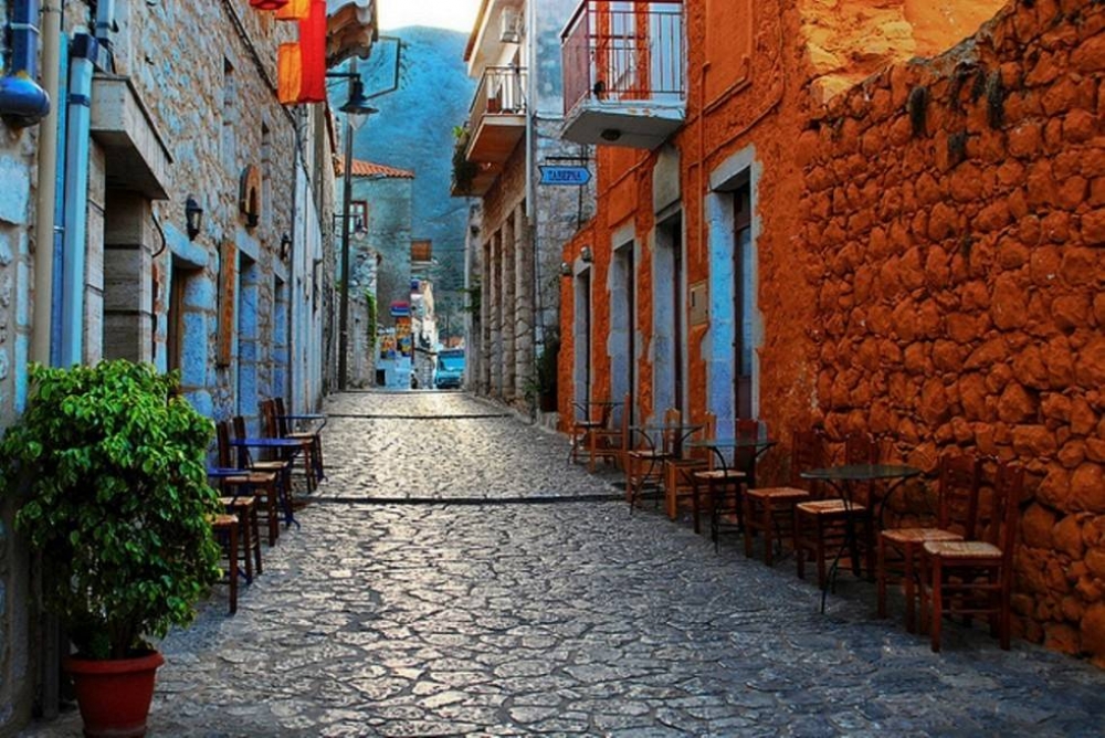 &Mu;ά&nu;&eta;: &Eta; &Alpha;&xi;ί&alpha; &tau;&eta;&sigmaf; &pi;έ&tau;&rho;&alpha;&sigmaf;