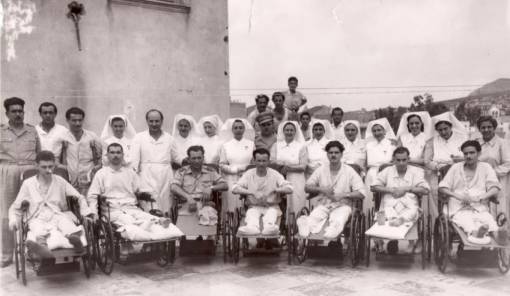 1940: &Eta; &mu;ά&chi;&eta; &tau;&eta;&sigmaf; &pi;&epsilon;&rho;ί&theta;&alpha;&lambda;&psi;&eta;&sigmaf; &mu;έ&sigma;&alpha; &alpha;&pi;ό &tau;&omicron; &alpha;&rho;&chi;&epsilon;ί&omicron; &tau;&omicron;&upsilon; &Epsilon;&rho;&upsilon;&theta;&rho;&omicron;ύ &Sigma;&tau;&alpha;&upsilon;&rho;&omicron;ύ