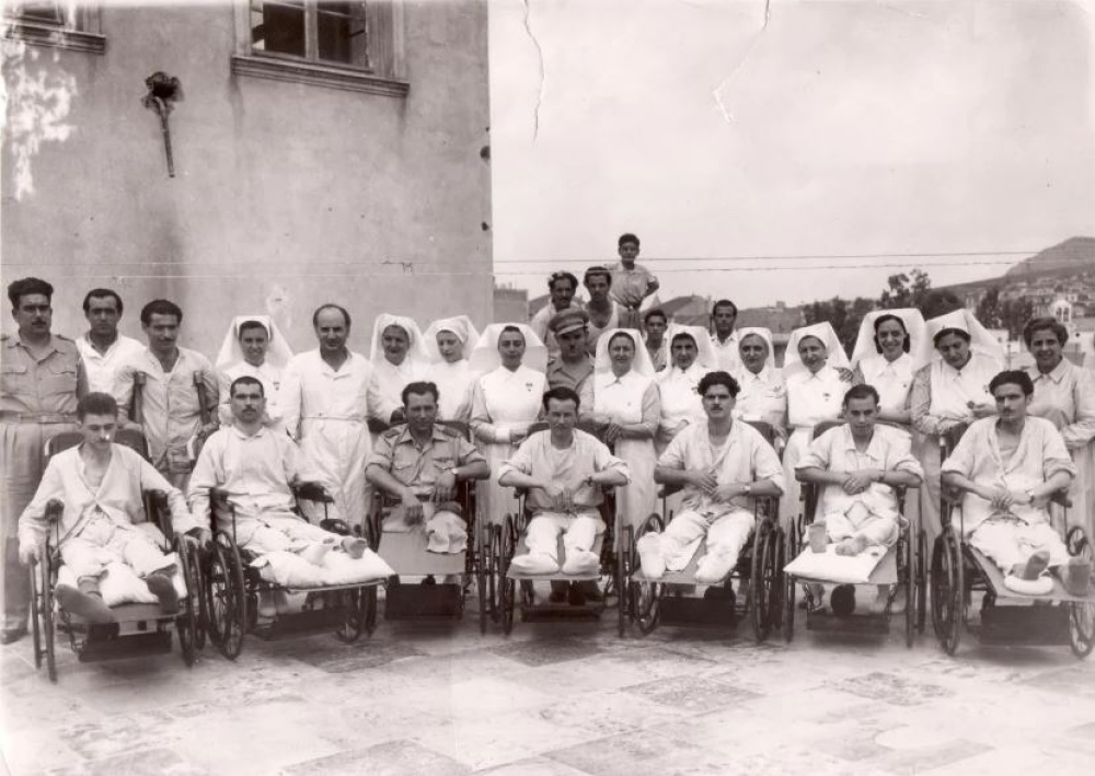 1940: &Eta; &mu;ά&chi;&eta; &tau;&eta;&sigmaf; &pi;&epsilon;&rho;ί&theta;&alpha;&lambda;&psi;&eta;&sigmaf; &mu;έ&sigma;&alpha; &alpha;&pi;ό &tau;&omicron; &alpha;&rho;&chi;&epsilon;ί&omicron; &tau;&omicron;&upsilon; &Epsilon;&rho;&upsilon;&theta;&rho;&omicron;ύ &Sigma;&tau;&alpha;&upsilon;&rho;&omicron;ύ
