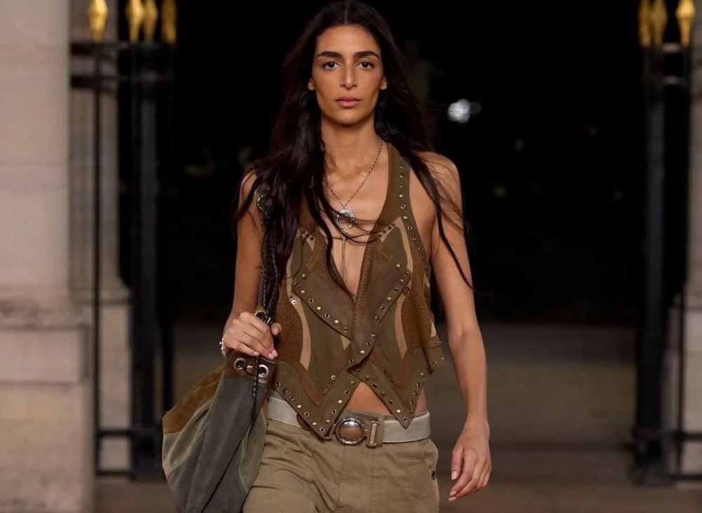 Safari Chic: &Eta; &tau;ά&sigma;&eta; &pi;&omicron;&upsilon; &phi;έ&rho;&nu;&epsilon;&iota; &laquo;ά&rho;&omega;&mu;&alpha;&raquo; &pi;&epsilon;&rho;&iota;&pi;έ&tau;&epsilon;&iota;&alpha;&sigmaf; &sigma;&tau;&eta;&nu; &kappa;&alpha;&lambda;&omicron;&kappa;&alpha;&iota;&rho;&iota;&nu;ή &gamma;&kappa;&alpha;&rho;&nu;&tau;&alpha;&rho;ό&mu;&pi;&alpha;