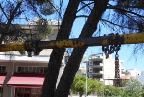 Μια παιδική χαρά επικίνδυνη για τα παιδιά στη Σπάρτη (ΦΩΤΟ)