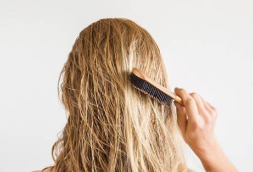 4 λόγοι που τα μαλλιά σου μπερδεύονται συνέχεια