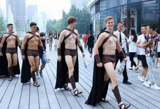 Ημίγυμνοι Σπαρτιάτες «κατέκτησαν» το Πεκίνο