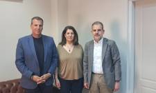 &Beta;&alpha;&kappa;&alpha;&lambda;ό&pi;&omicron;&upsilon;&lambda;&omicron;&sigmaf; &ndash; &Tau;&rho;&omicron;&upsilon;&pi;ή &sigma;&tau;&omicron; ί&delta;&iota;&omicron; &tau;&rho;&alpha;&pi;έ&zeta;&iota;: &Pi;&rho;&omicron;&sigma;&lambda;ή&psi;&epsilon;&iota;&sigmaf; &gamma;&iota;&alpha;&tau;&rho;ώ&nu; &kappa;&alpha;&iota; &nu;έ&omicron; &Nu;&omicron;&sigma;&omicron;&kappa;&omicron;&mu;&epsilon;ί&omicron; &sigma;&tau;&omicron; &epsilon;&pi;ί&kappa;&epsilon;&nu;&tau;&rho;&omicron;