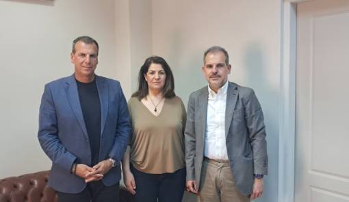 &Beta;&alpha;&kappa;&alpha;&lambda;ό&pi;&omicron;&upsilon;&lambda;&omicron;&sigmaf; &ndash; &Tau;&rho;&omicron;&upsilon;&pi;ή &sigma;&tau;&omicron; ί&delta;&iota;&omicron; &tau;&rho;&alpha;&pi;έ&zeta;&iota;: &Pi;&rho;&omicron;&sigma;&lambda;ή&psi;&epsilon;&iota;&sigmaf; &gamma;&iota;&alpha;&tau;&rho;ώ&nu; &kappa;&alpha;&iota; &nu;έ&omicron; &Nu;&omicron;&sigma;&omicron;&kappa;&omicron;&mu;&epsilon;ί&omicron; &sigma;&tau;&omicron; &epsilon;&pi;ί&kappa;&epsilon;&nu;&tau;&rho;&omicron;