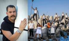 &Omicron; &Eta;&lambda;ί&alpha;&sigmaf; &Kappa;&alpha;&rho;&epsilon;&lambda;&lambda;ά&sigmaf; &epsilon;&pi;&iota;&sigma;&tau;&rho;έ&phi;&epsilon;&iota; &sigma;&tau;&omicron; &Theta;έ&alpha;&tau;&rho;&omicron; &Kappa;ά&pi;&pi;&alpha; &mu;&epsilon; &tau;&eta;&nu; &laquo;&Omicron;&delta;ύ&sigma;&sigma;&epsilon;&iota;&alpha;&raquo;