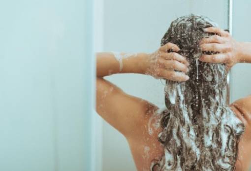 Τips για να φρεσκάρεις τα μαλλιά σου ανάμεσα στα λουσίματα