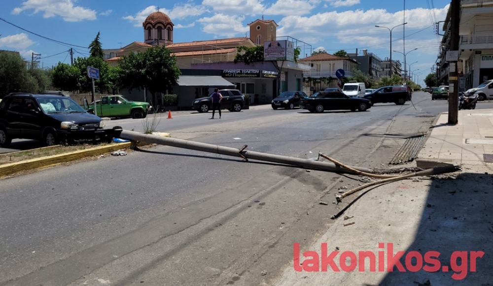 Όχημα έπεσε σε κολώνα και την ξήλωσε στη Σπάρτη (ΦΩΤΟ-VIDEO)