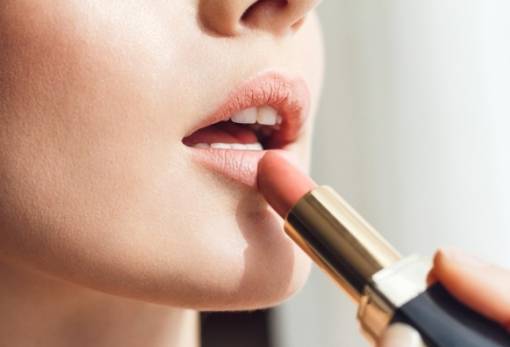 Κι όμως τα κραγιόν «ιδρώνουν» στη ζέστη – Πότε πρέπει να τα πετάξεις