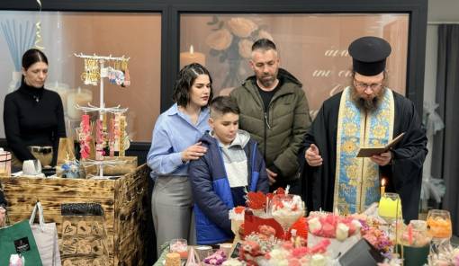 Louvi &Eacute;clat: &Mu;&epsilon; &zeta;&epsilon;&sigma;&tau;ή &alpha;&tau;&mu;ό&sigma;&phi;&alpha;&iota;&rho;&alpha; &kappa;&alpha;&iota; &epsilon;&nu;&tau;&upsilon;&pi;&omega;&sigma;&iota;&alpha;&kappa;έ&sigmaf; &pi;&alpha;&sigma;&chi;&alpha;&lambda;&iota;&nu;έ&sigmaf; &lambda;&alpha;&mu;&pi;ά&delta;&epsilon;&sigmaf; &tau;&alpha; &epsilon;&gamma;&kappa;&alpha;ί&nu;&iota;&alpha; &tau;&omicron;&upsilon; &nu;έ&omicron;&upsilon; &kappa;&alpha;&tau;&alpha;&sigma;&tau;ή&mu;&alpha;&tau;&omicron;&sigmaf; &sigma;&tau;&eta; &Sigma;&pi;ά&rho;&tau;&eta;