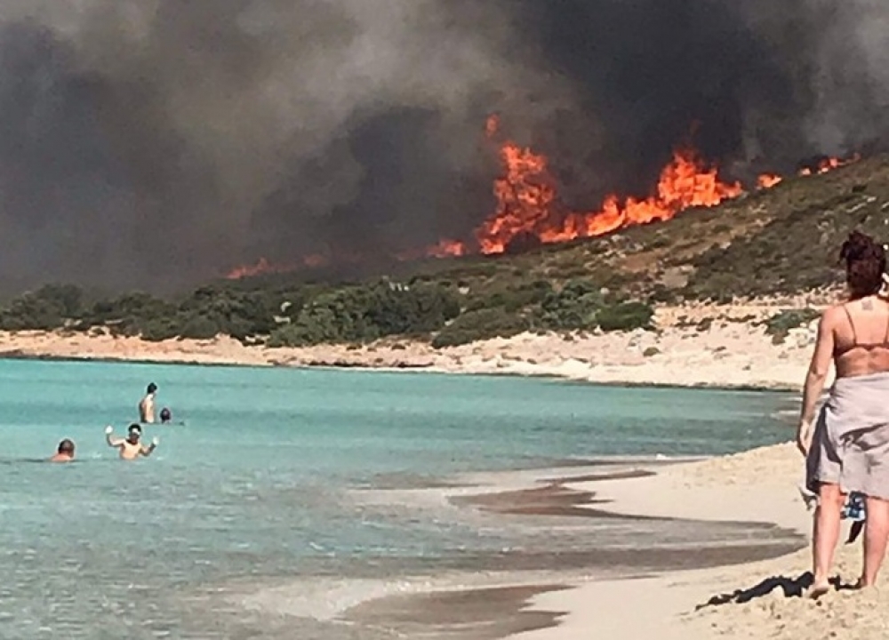 Μεγάλη φωτιά απειλεί την Ελαφόνησο (VIDEO-ΦΩΤΟ)