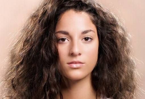 Ο απίστευτος λόγος που φριζάρουν τα μαλλιά σου
