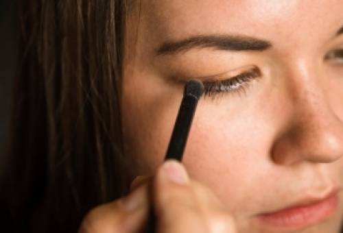 Το μυστικό του eyeliner  για ανορθωμένο βλέμμα