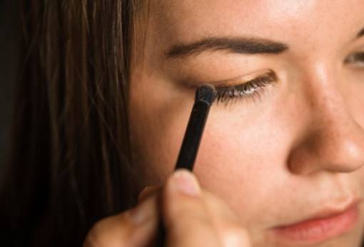 Το μυστικό του eyeliner  για ανορθωμένο βλέμμα