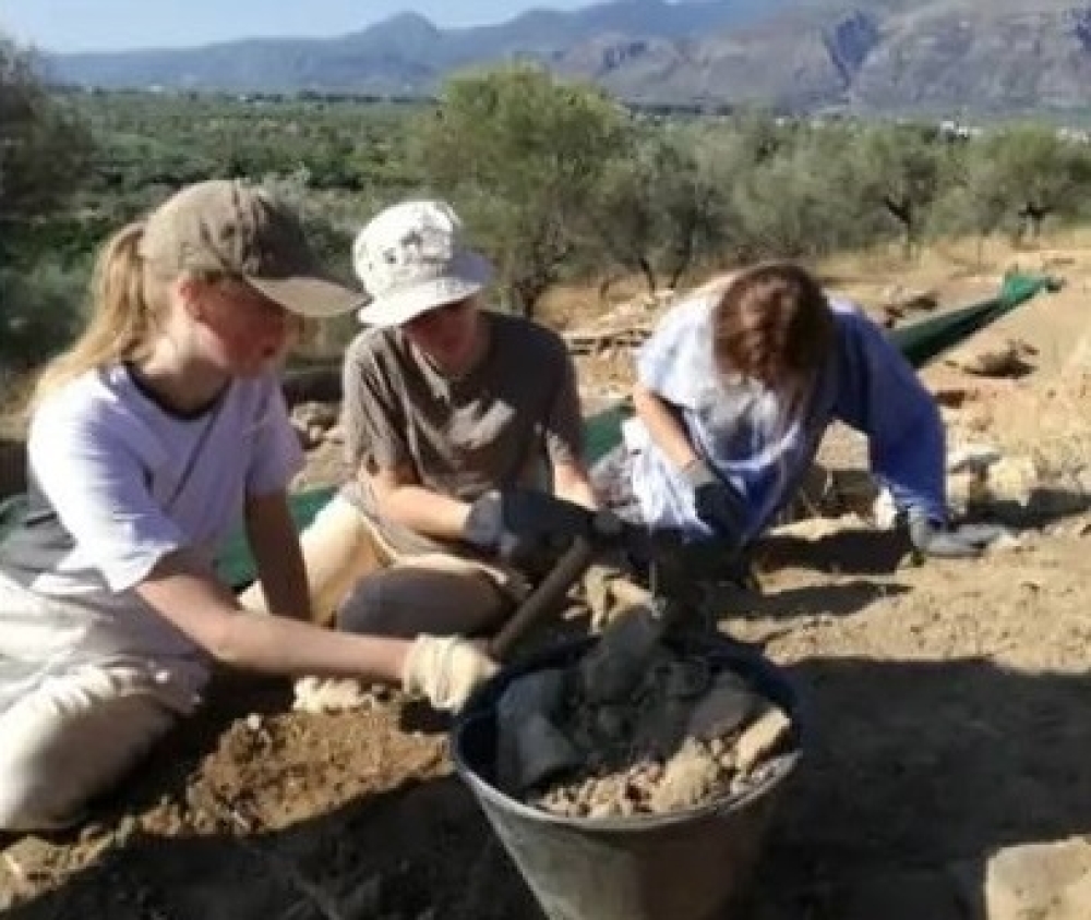 &laquo;&Mu;&iota;&kappa;&rho;&omicron;ί &alpha;&rho;&chi;&alpha;&iota;&omicron;&lambda;ό&gamma;&omicron;&iota;&raquo; &epsilon;&xi;&epsilon;&rho;&epsilon;&upsilon;&nu;&omicron;ύ&nu; &tau;&omicron; &Iota;&epsilon;&rho;ό &tau;&omega;&nu; &Alpha;&mu;&upsilon;&kappa;&lambda;ώ&nu;