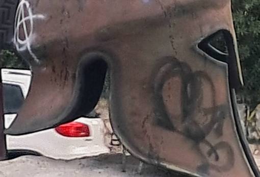 «Λεωνίδα, κράτα γερά! Επίθεση… εκ των έσω