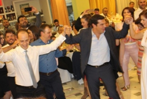 O Αλέξης Τσίπρας χορεύει καλαματιανό