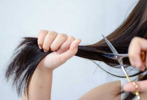 Το λάθος που κάνεις στη haircare routine σου και προκαλείς την εμφάνιση ψαλίδας